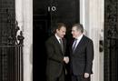 El presidente del Gobierno espa&ntilde;ol, Jos&eacute; Luis Rodr&iacute;guez Zapatero saluda al primer ministro brit&aacute;nico, Gordon Brown