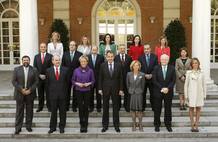 El presidente del Gobierno, Jos&eacute; Luis Rodr&iacute;guez Zapatero, posa con los miembros del nuevo Gobierno, en el Palacio de la Moncloa