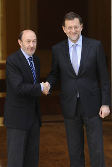 El presidente del Gobierno y el líder de la oposición se saludan en la escalera de acceso al Palacio El presidente del Gobierno y el líder de la oposición se saludan en la escalera de acceso al Palacio