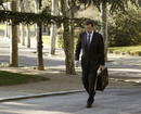 El presidente del Gobierno protagoniza el tradicional paseo por los jardines de la Moncloa, en solitario, con la cartera en su mano y sin abrigo, a pesar del fr&iacute;o.