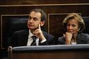 El presidente del Gobierno saliente, Jos&eacute; Luis Rodr&iacute;guez Zapatero, y la ministra de Econom&iacute;a en funciones, Elena Salgado, sigue con atenci&oacute;n el discurso de investidura de Mariano Rajoy.