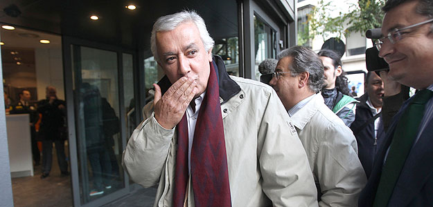 El presidente del PP andaluz, Javier Arenas, promete reducir el mandato presidencial en Andalucía a ocho años. El presidente del PP andaluz, Javier Arenas, promete reducir el mandato presidencial en Andalucía a ocho años.
