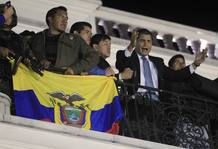 El presidente de Ecuador, Rafael Correa, habla desde el balc&oacute;n del Palacio de Carondelet.