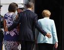 El presidente de EE.UU., Barack Obama, acompa&ntilde;a a su esposa Michelle y a Angela Merkel al interior de la Casa Blanca.