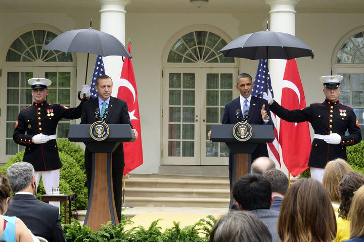 El presidente de EE.UU., Barack Obama, y el primer ministro turco, Recep Tayyip Erdogan, en la rueda de prensa conjunta tras su reuni&oacute;n en Washington