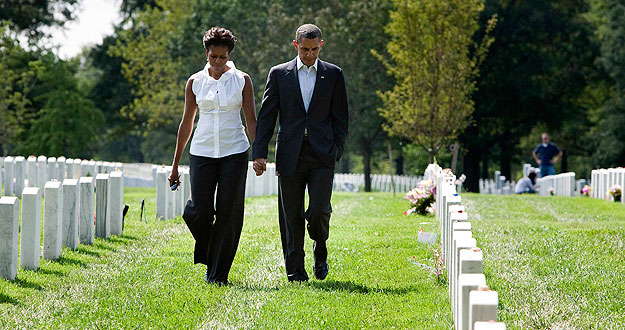 El presidente de EE.UU., Barack Obama, y su esposa Michelle caminan juntos durante una visita al Cementerio Nacional de Arlington.