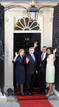 El presidente de los EE.UU. y el primer ministro brit&aacute;nico saludan acompa&ntilde;ados de sus mujeres