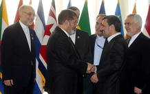 El presidente de Egipto, Mohamed Mursi (izquierda) saluda a su homólogo iraní, Mahmud Ahmadineyad, en la cumbre de Países No Alineados en Teherán El presidente de Egipto, Mohamed Mursi (izquierda) saluda a su homólogo iraní, Mahmud Ahmadineyad, en la cumbre de Países No Alineados en Teherán
