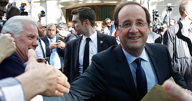 El presidente electo franc&eacute;s, Fran&ccedil;ois Hollande, saluda a sus simpatizantes a la salida de la sede del Partido Socialista.