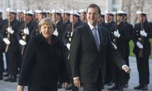 El presidente espa&ntilde;ol, Mariano Rajoy, ha sido recibido con honores militares por Angela Merkel en la Canciller&iacute;a alemana en Berl&iacute;n.
