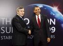 El presidente de Estados Unidos, Barack Obama, estrecha la mano del primer ministro brit&aacute;nico, Gordon Brown, durante su llegada al recinto ferial ExCel