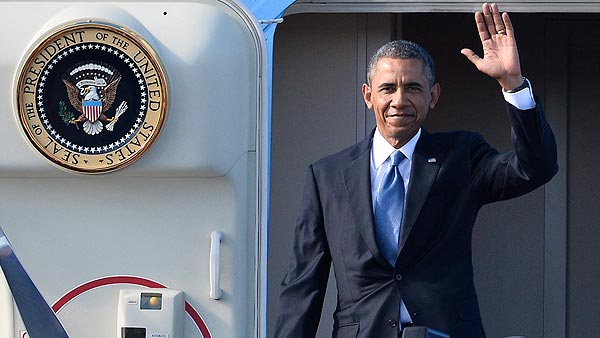 El presidente de Estados Unidos, Barack Obama, saluda a su llegada al aeropuerto de Arlanda en Estocolmo (Suecia)