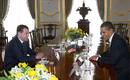 Barack Obama conversa con Dmitri Medv&eacute;dev durante una reuni&oacute;n en Londres