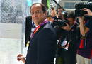 El presidente franc&eacute;s Fran&ccedil;ois Hollande firma durante su visita a la Villa Ol&iacute;mpica francesa en Londres.