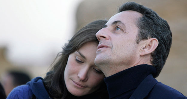 El presidente franc&eacute;s Nicolas Sarkoy y Carla Bruni durante su viaje a Egipto. +