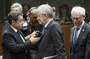 El presidente franc&eacute;s Nicolas Sarkozy (i) conversa con el primer ministro italiano Mario Monti (c) ante la presencia del presidente del Consejo Europeo, Herman Van Rompuy, (d) al comienzo de la cumbre