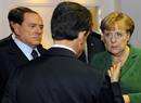 El presidente franc&eacute;s, Nicolas Sarkozy (de espaldas), habla con sus hom&oacute;logos de Italia y Alemania, el primer ministro Silvio Berlusconi y la canciller Angela Merkel.