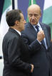 El presidente franc&eacute;s, Nicolas Sarkozy, habla con su ministro de Exteriores, Alain Juppe, mientras esperan la llegada de Barack Obama.