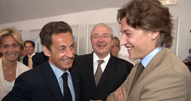 El presidente franc&eacute;s, Sarkozy, y su hijo en la Defens&egrave; en Par&iacute;s.