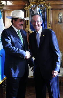 El depuesto presidente de Honduras, Manuel Zelaya, a la izquierda, estrecha la mano del gobernante guatemalteco, Álvaro Colom. El depuesto presidente de Honduras, Manuel Zelaya, a la izquierda, estrecha la mano del gobernante guatemalteco, Álvaro Colom.