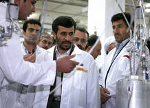 El presidente iraní, Mahmud Ahmadineyad visita las instalaciones de la planta de Nataz tras la instalación de 6.000 nuevas centrifugadoras. El presidente iraní, Mahmud Ahmadineyad visita las instalaciones de la planta de Nataz tras la instalación de 6.000 nuevas centrifugadoras.