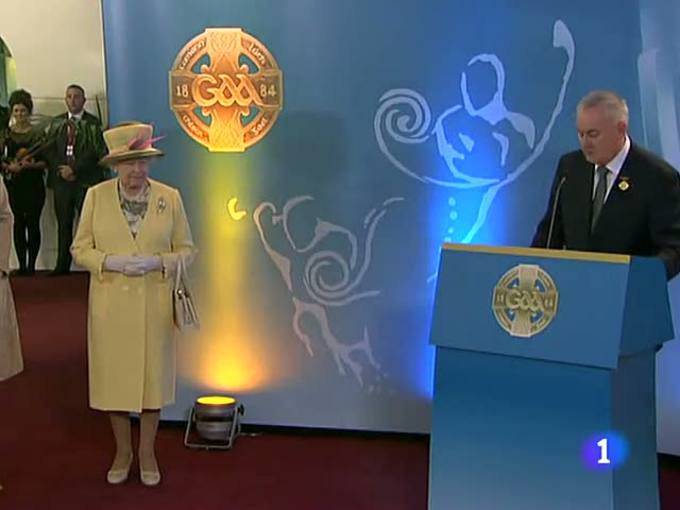 Ir al Video&nbsp;El presidente de Irlanda califica la visita de Isabel II como "otro avance hacia la paz"