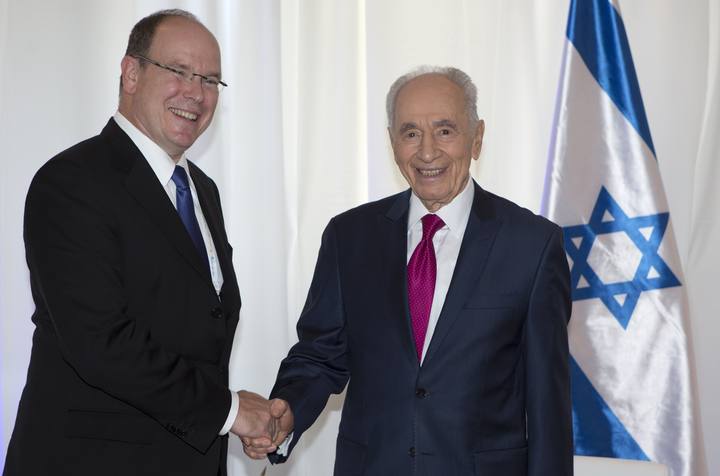 El presidente israel&iacute; Sim&oacute;n Peres recibiendo al Pr&iacute;ncipe Alberto de M&oacute;naco, uno de los invitados a su fiesta de cumplea&ntilde;os