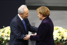 El presidente israelí, Simon Peres, saluda a la canciller alemana, Angela Merkel, después de su discurso en el Bundestag en Berlín. El presidente israelí, Simon Peres, saluda a la canciller alemana, Angela Merkel, después de su discurso en el Bundestag en Berlín.
