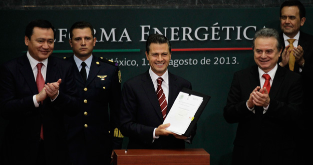 El presidente de México, Enrique Peña Nieto, muestra el documento con su propuesta de reforma energética