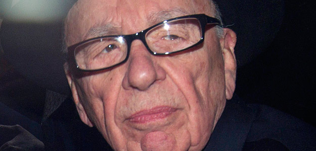 El presidente de News Corporation, Rupert Murdoch, en una foto tomada tras prestar declaraci&oacute;n, el 26 de abril