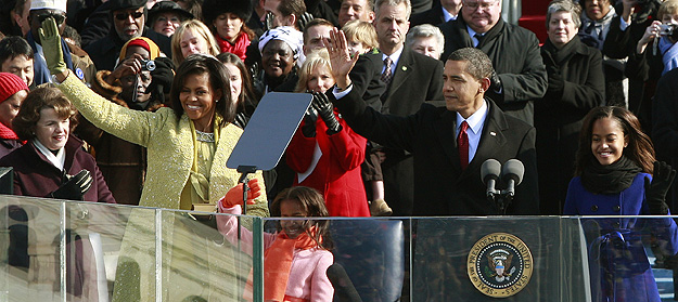 El presidente Obama, la primera dama y sus dos hijas saludan en la ceremonia de investidura en Washington.