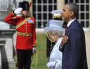 El presidente Obama y la reina Isabel II durante la recepci&oacute;n escuchando el himno nacional este martes en Londres.