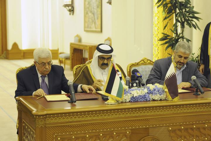 El presidente palestino Mahmud Ab&aacute;s y el l&iacute;der de Ham&aacute;s Jaled Meshal firman en Catar