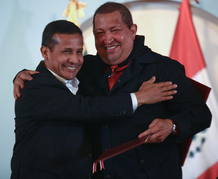 Los presidente de Perú y Venezuela se abrazan tras la firma de acuerdos en Puerto Ordaz (Venezuela) Los presidente de Perú y Venezuela se abrazan tras la firma de acuerdos en Puerto Ordaz (Venezuela)