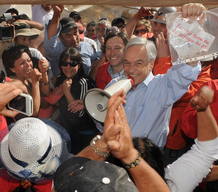 PRESIDENTE PI&Ntilde;ERA CONFIRMA QUE LOS 33 MINEROS EST&Aacute;N VIVOS