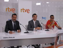El presidente de RTVE, Gonz&aacute;lez-Echenique, junto al presidente del CPE, Carballeda, y al deportista, David Casinos.