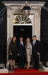 El presidente de Rusia Medvedev y su esposa Svetlana son recibidos por el primer ministro brit&aacute;nico Gordon Brown y su mujer Sarah