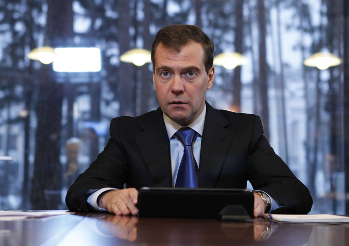 El presidente ruso, Dimitri Medvedev, durante la reuni&oacute;n con los cuatro partidos