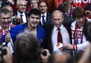 El presidente ruso Vladimir Putin (2d) posa con el judoca ruso Tagir Khaibulaev (2i) tras conseguir el oro en la categor&iacute;a de -100 kilos de la competici&oacute;n ol&iacute;mpica de judo este jueves 2 de agosto de 2012 en Londres.