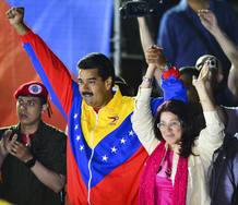 El presidente de Venezuela, Nicolás Maduro, celebra la victoria con su esposa, Cilia Flores