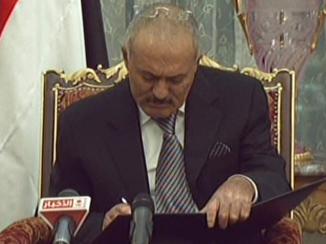 El presidente de Yemen, Abdal&aacute; Saleh, firma su cese de poder