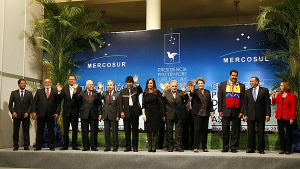 Los presidentes y representantes de los países del Cono Sur posan hoy, viernes 12 de julio de 2013, al inicio de la Cumbre del Mercosur en la sede del organismo en Montevideo (Uruguay)