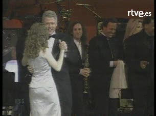 Ver v&iacute;deo  'Presidentes USA: Clinton baila con mujer e hija en fiesta segundo mandato'