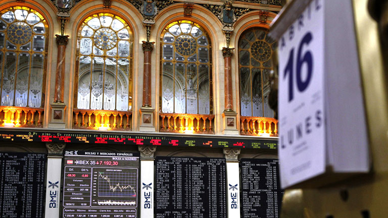 La prima de riesgo toca los 444 puntos y la Bolsa vive una jornada muy vol&aacute;til