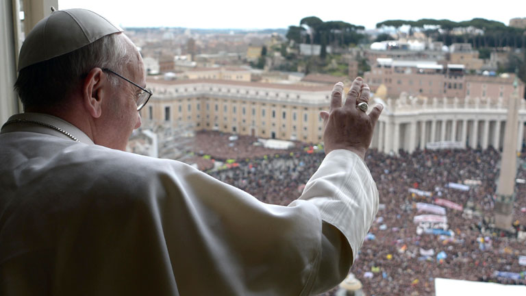 Miles de fieles ovacionan al papa Francisco en su primer ángelus