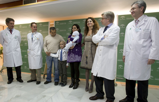 El primer beb� seleccionado gen�ticamente para curar a su hermano, lo ha conseguido