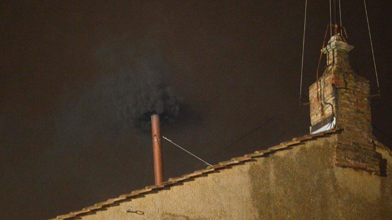 Humo negro en la primera fumata del c&oacute;nclave