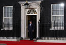 El primer ministro brit&aacute;nico Gordon Brown espera en el 10 de Downing Street para recibir a los l&iacute;deres del G20