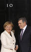 El primer ministro brit&aacute;nico Gordon Brown saluda a la canciller alemana Angela Merkel