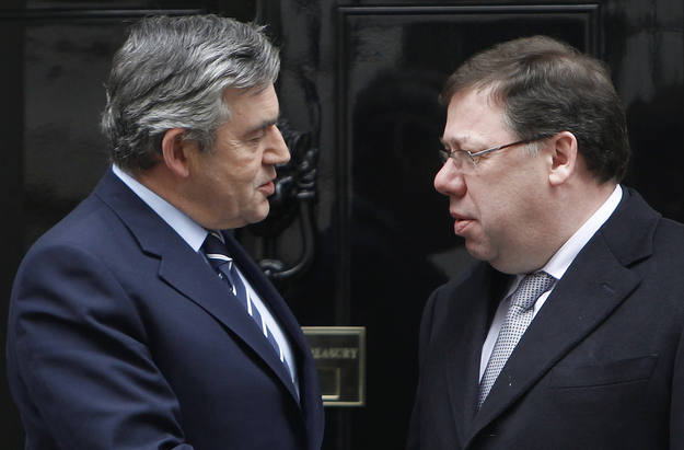 El primer ministro británico, Gordon Brown, saluda a su homólogo irlandés, Taoiseach Cowen a las puertas de Downing Street. El primer ministro británico, Gordon Brown, saluda a su homólogo irlandés, Taoiseach Cowen a las puertas de Downing Street.